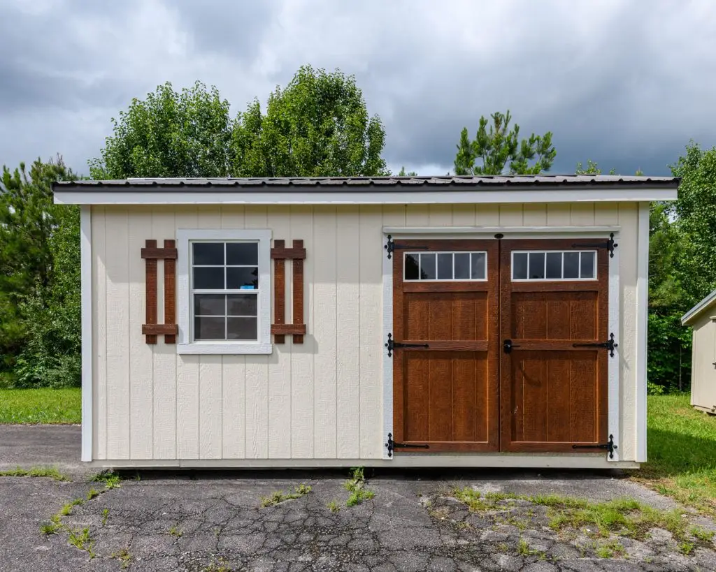 Painted Quaker Cabin with Double Barn Doors